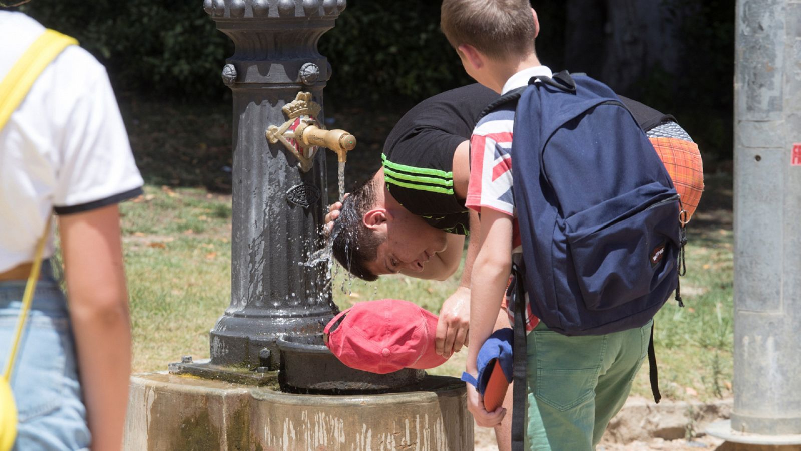Un joven se refresca en el Parc de la Ciutadella de Barcelona
