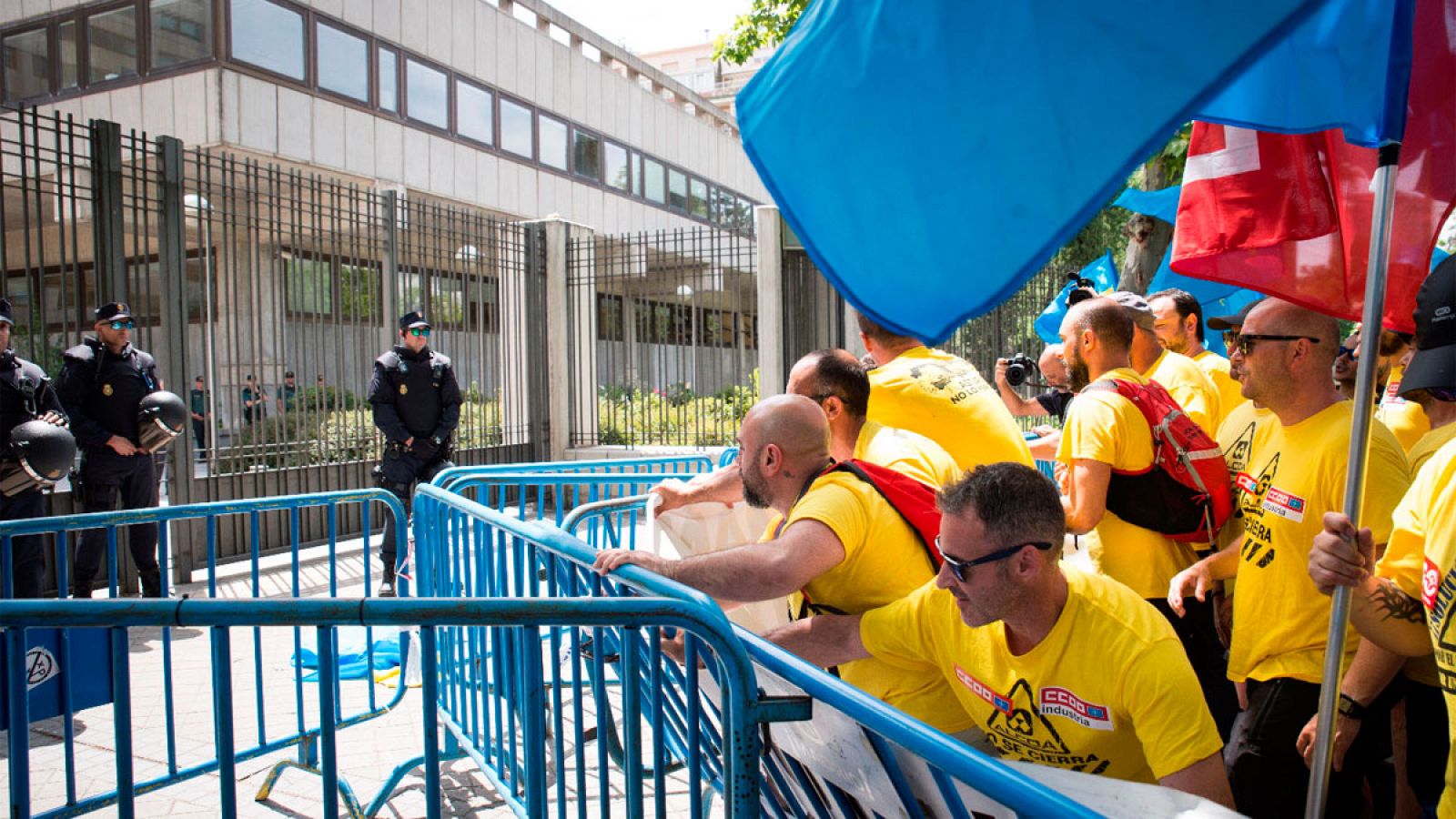 Trabajadores de Alcoa en una manifestación en Madrid