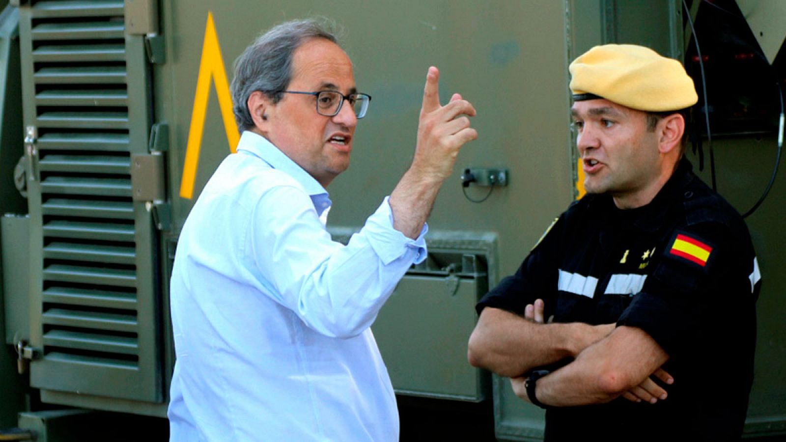 El presidente de la Generalitat, Quim Torra (i) habla con un oficial de la Unidad Militar de Emergencias en Vinebre