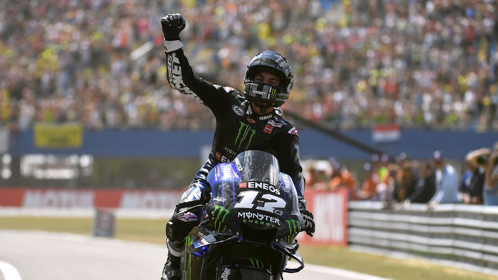 Viñales vence en Assen por delante de Márquez