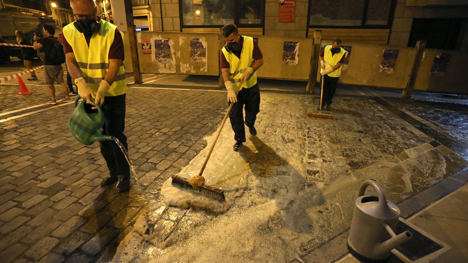 Técnicos aplican líquido antideslizante al recorrido de los Sanfermines