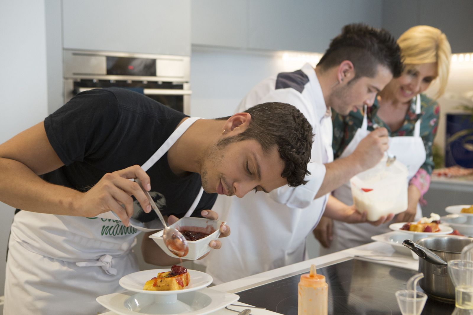 Eduardo, Carlos y Cayetana en la cocina