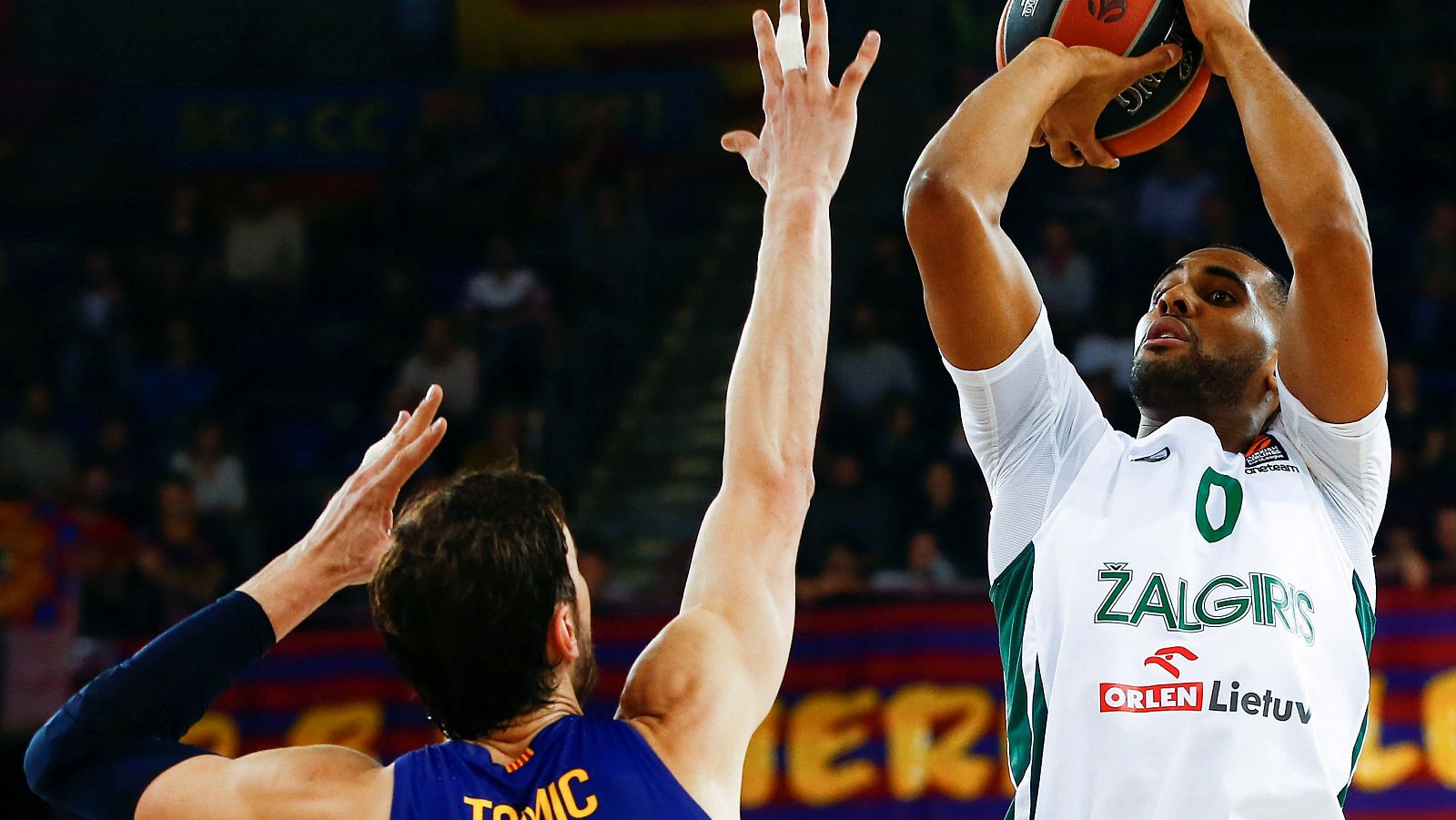 Brandon Davies (d) lanza a canasta frente a Ante Tomic, en un Barça - Zalgiris de la pasada temporada.