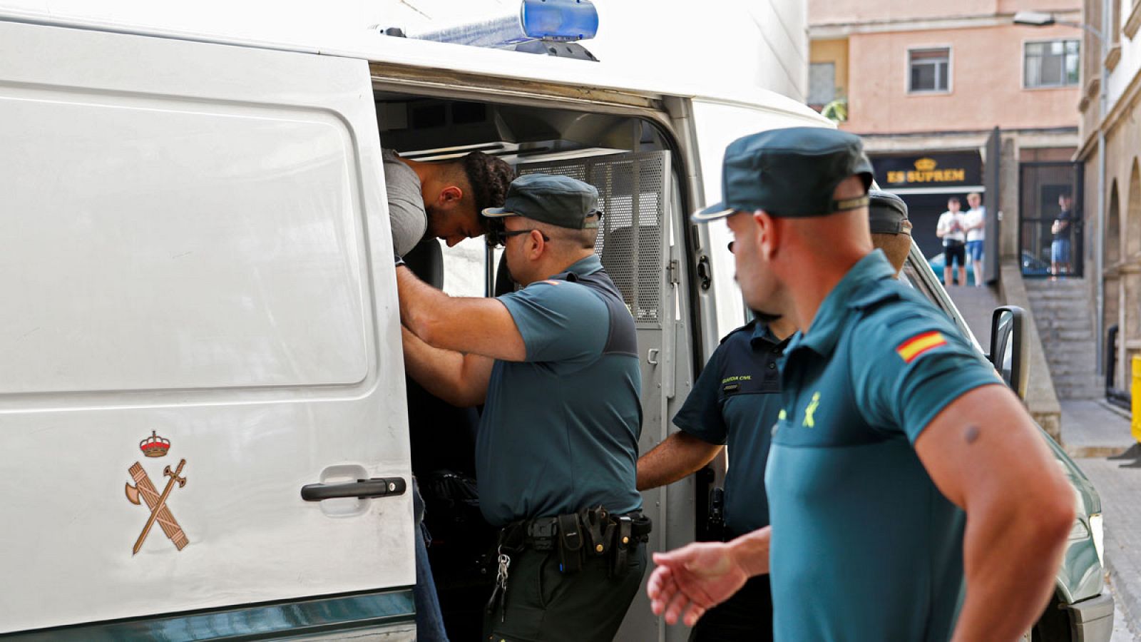 Uno de los detenidos llegando a declarar al Juzgado de Instrucción número 2 de Palma de Mallorca.