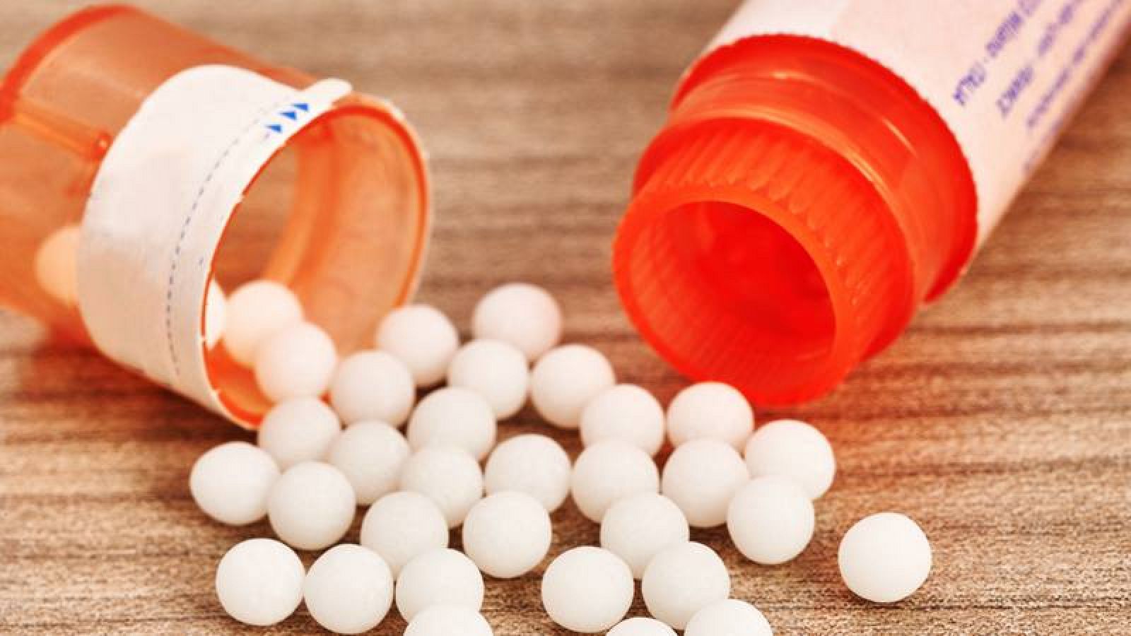 Un bote con un medicamento homeopático