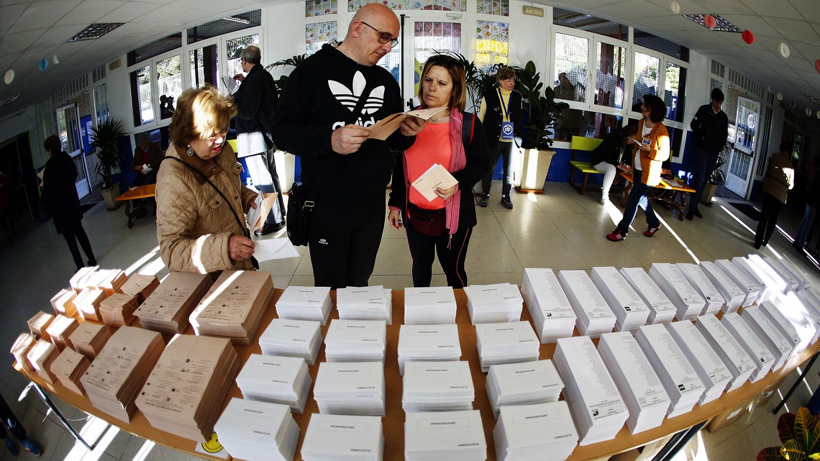 Ciudadanos votando en un colegio electoral en Pinar del Rey (Madrid) el pasado 28 de abril.