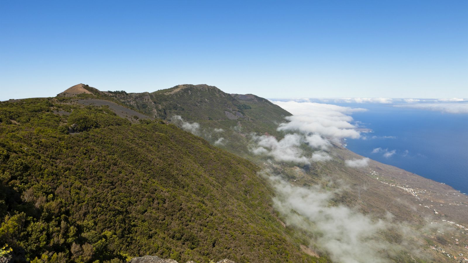 Conocer el patrimonio natural sin alterarlo es un punto fundamental en el turismo sostenible. Vistas de la isla de El Hierro desde el mirador de La Llania.