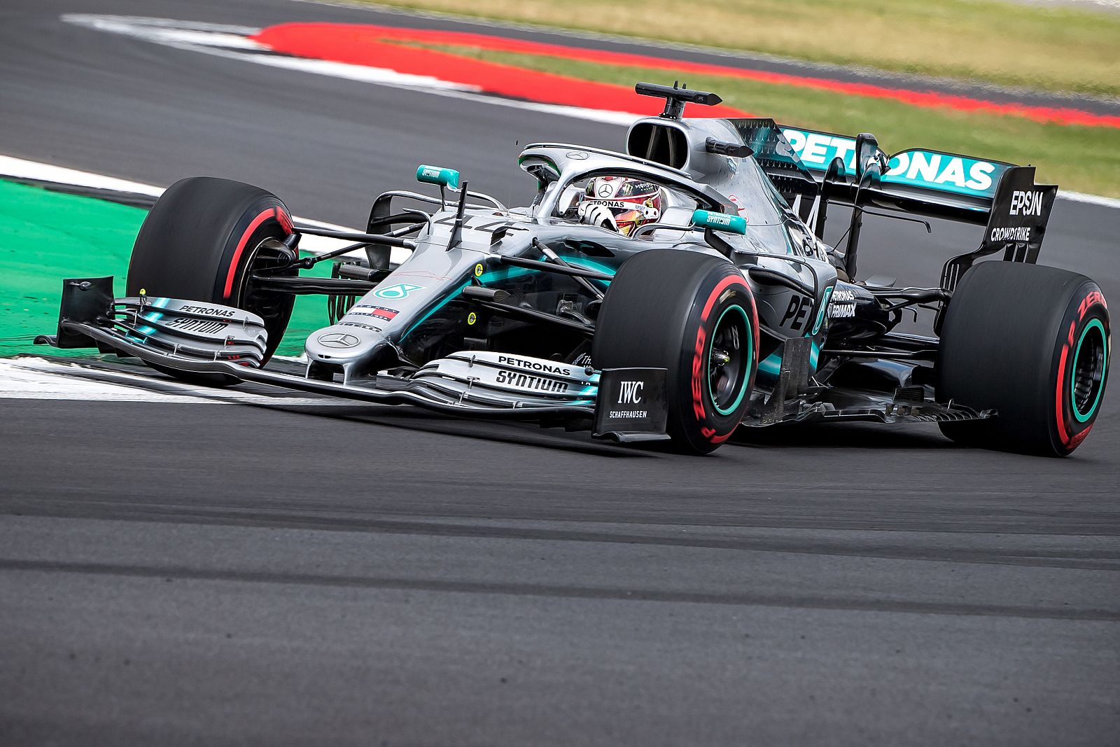 Hamilton durante la primera jornada de los libres de Silverstone.