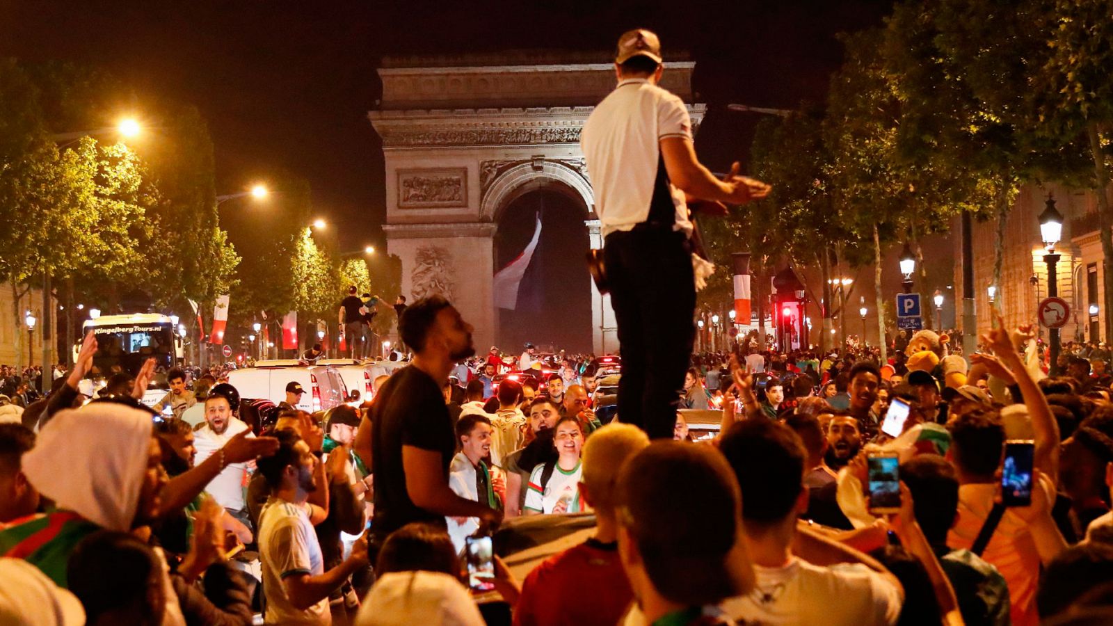 Aficionados argelinos celebran en París la clasificación de su país para la Copa Africana de Naciones