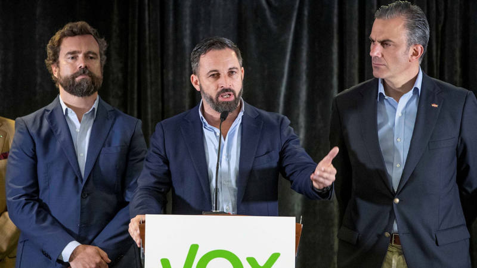 El presidente de Vox, Santiago Abascal, acompañado por el secretario general Javier Ortega Smith y el responsable del comité negociador Iván Espinosa de los Monteros 