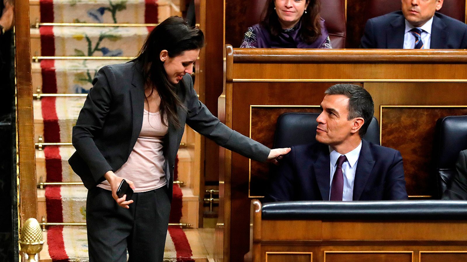 Pedro Sánchez e Irene Montero se saludan en el Congreso de los Diputados