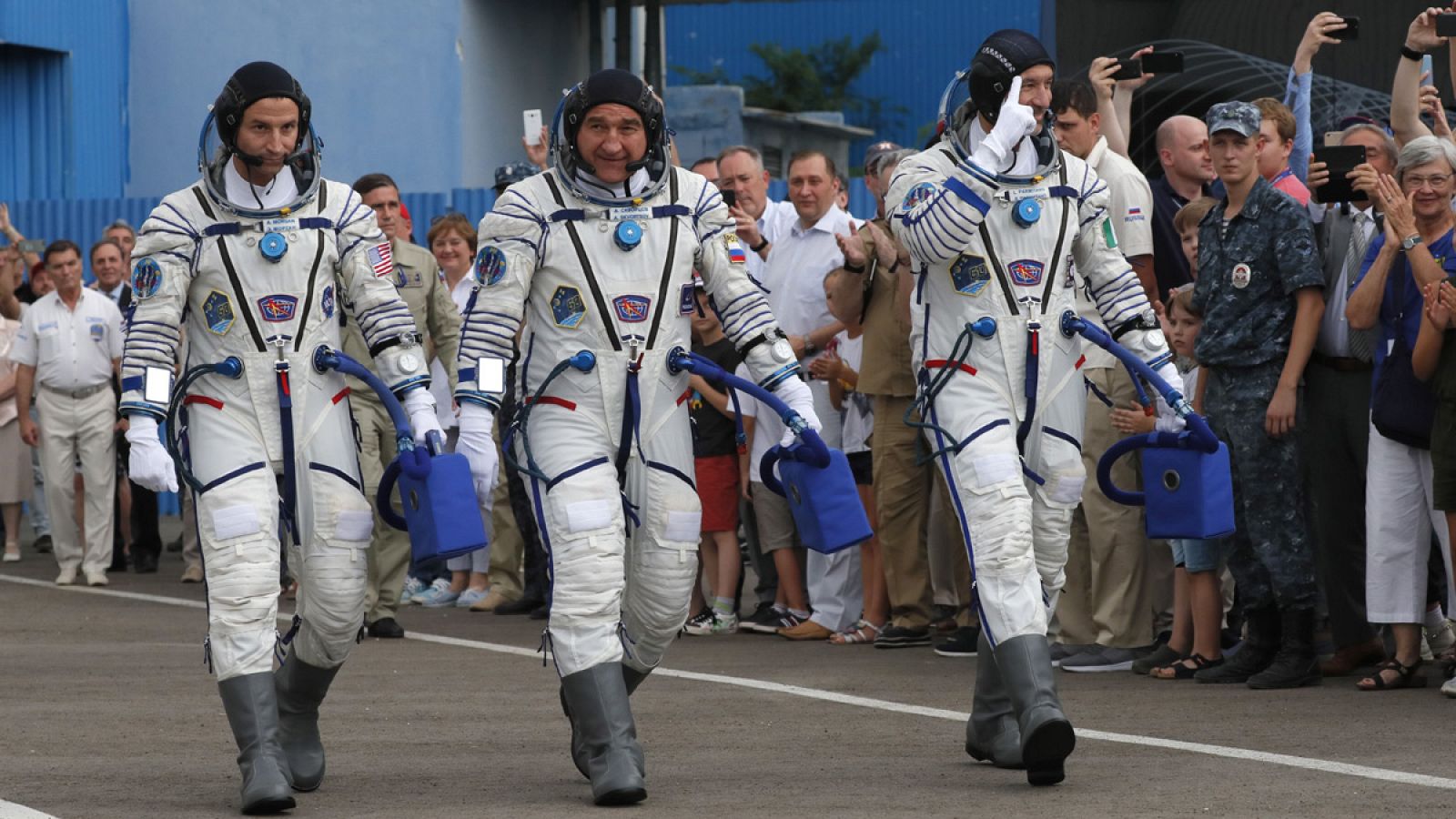 Los astronautas Andrew Morgan (EE.UU.), Alexander Skvortsov (Rusia) y Luca Parmitano (Italia)