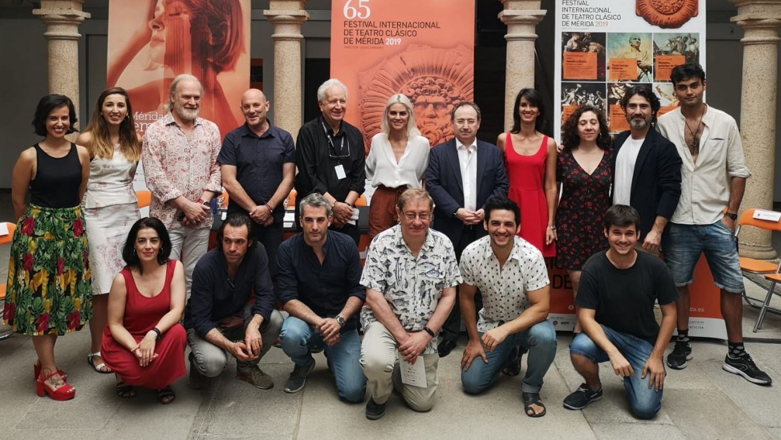 El reparto de 'Prometeo' en la presentación de la obra en Mérida.