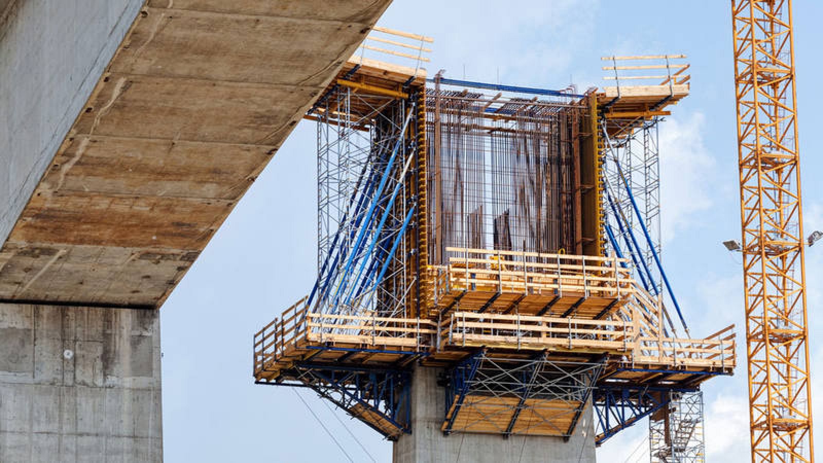 Los sueldos brutos suben más en la construcción