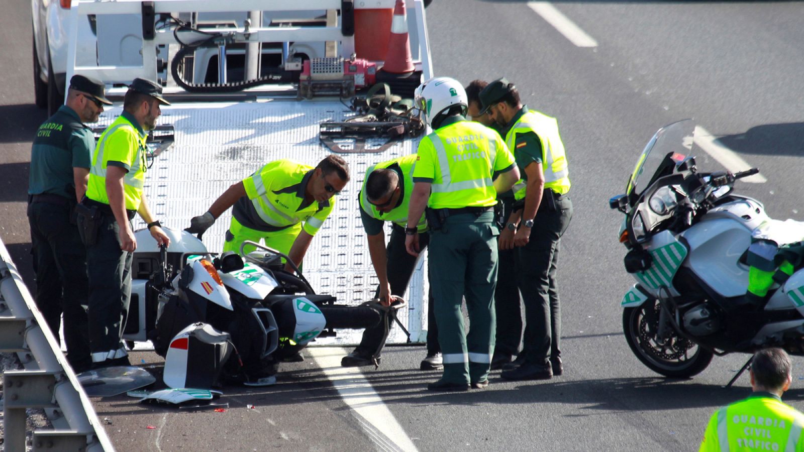 Efectivos de Guardia Civil de Tráfico en el lugar de un accidente en Cádiz