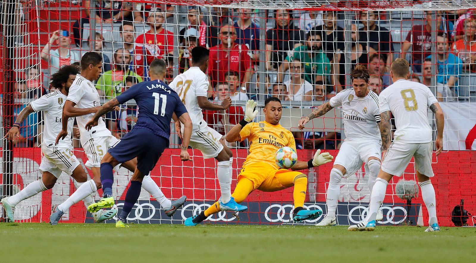 Navas, ante un disparo de Lamela entre una nube de defensas del Real Madrid