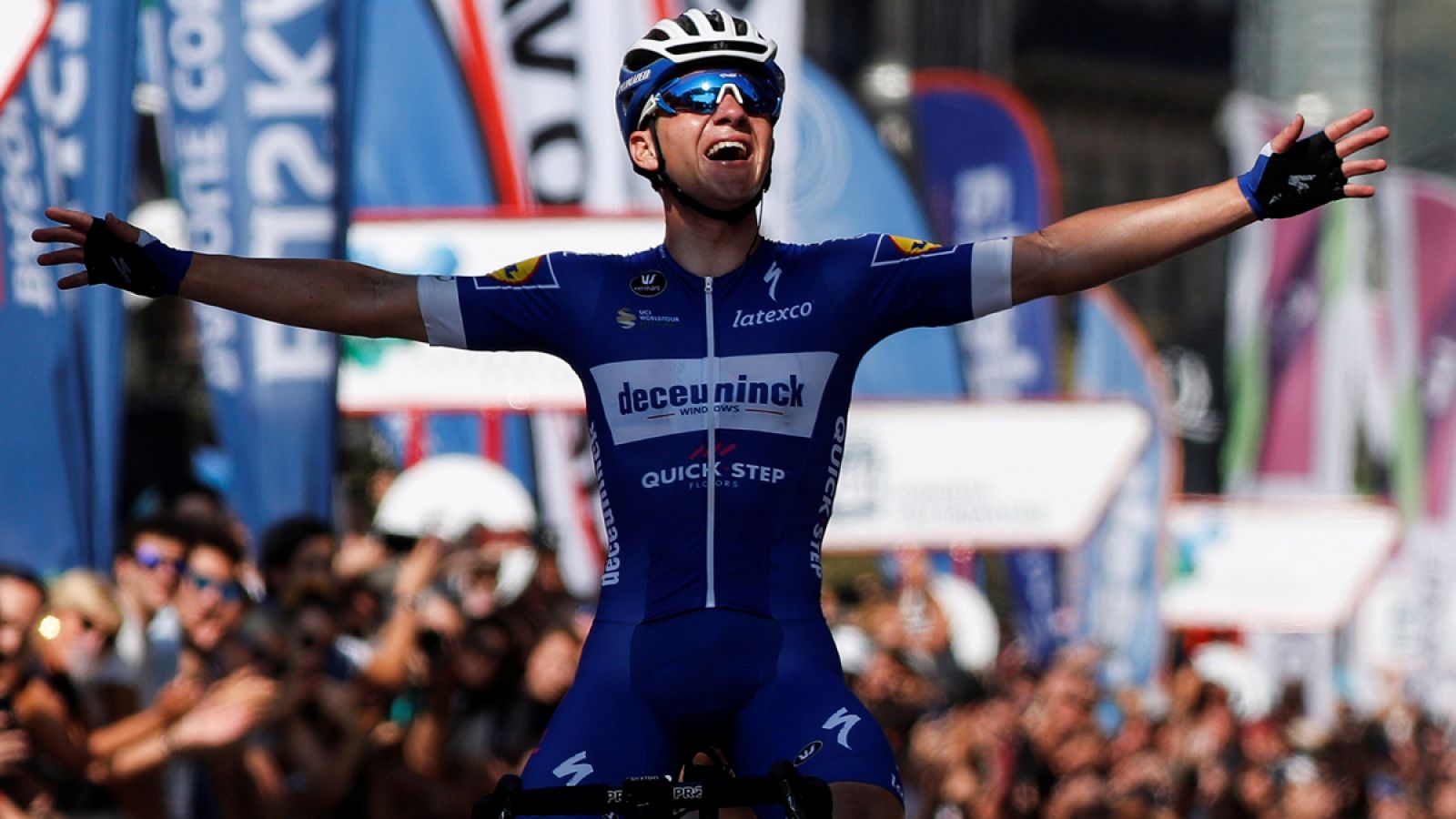 Remco Evenepoel celebra su primera victoria en el ciclismo profesional