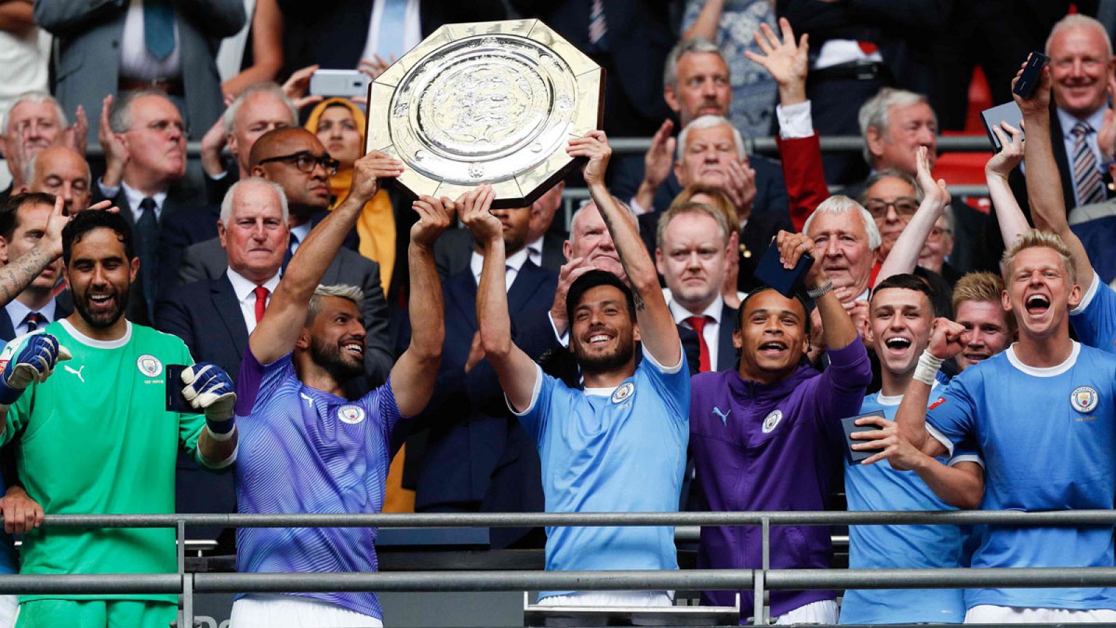 Los capitanes David Silva y Sergio Agüero levantan el trofeo