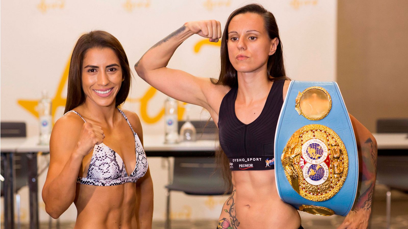 La boxeadora española Joana Pastrana, posa junto la costarricense Yokasta Valle, antes de ser pesadas en la jornada previa al Campeonato Mundial de Boxeo IBF