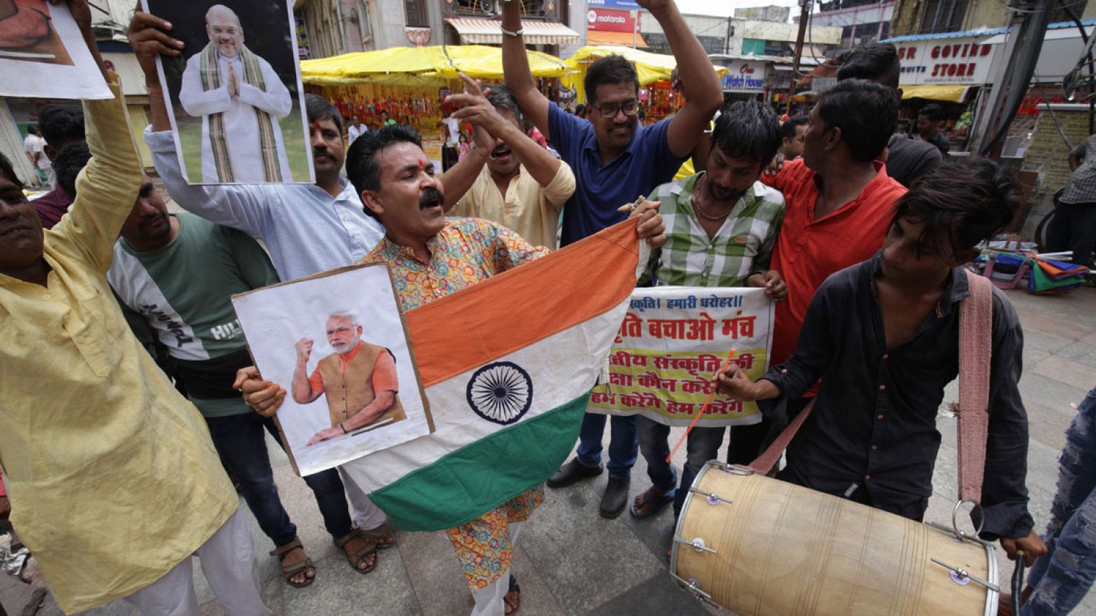 Miembros de la organización nacionalista y conservadora 'Sanskriti Bachao Manch' celebran en Bhopal la decisión del Gobierno sobre la retirada del estatus especial en Cachemira.