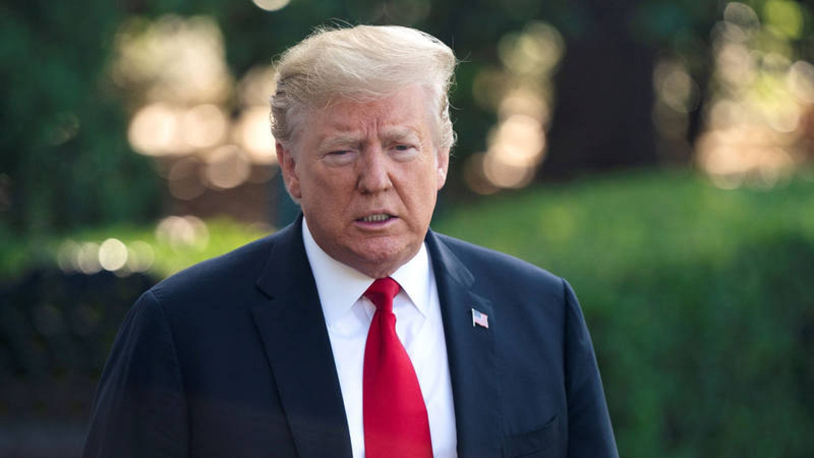 El presidente estadounidense Donald Trump habla con los medios a su salida de la Casa Blanca en una imagen de archivo 