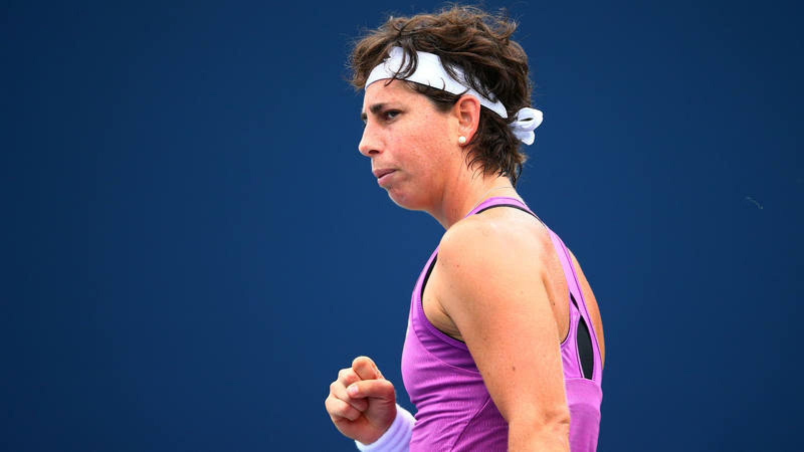 La tenista española Carla Suárez celebra un punto ante Venus Williams.