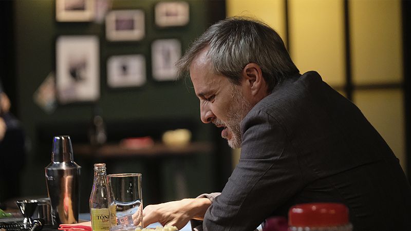 Elías empieza a beber en Servir y Proteger