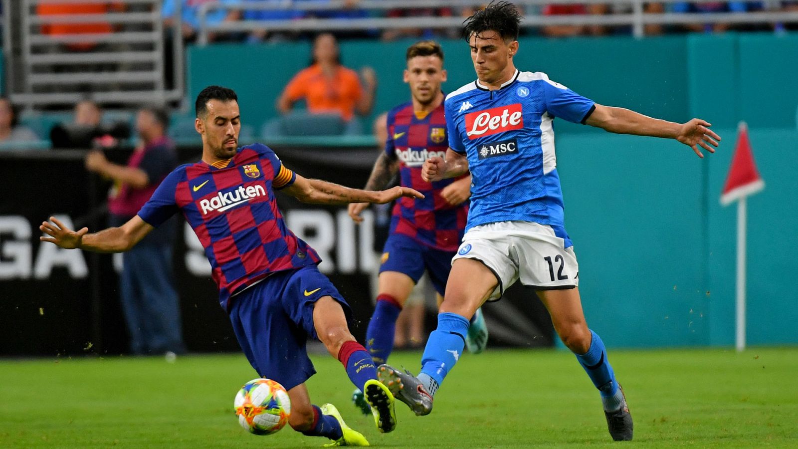 El centrocampista del Barcelona, Sergio Busquets, disputa el balón al jugador del Nápoles Eljif Elmas en la primera parte deltorneo amistoso La Liga-Serie A Cup. en el Hard Rock Stadium de Miami