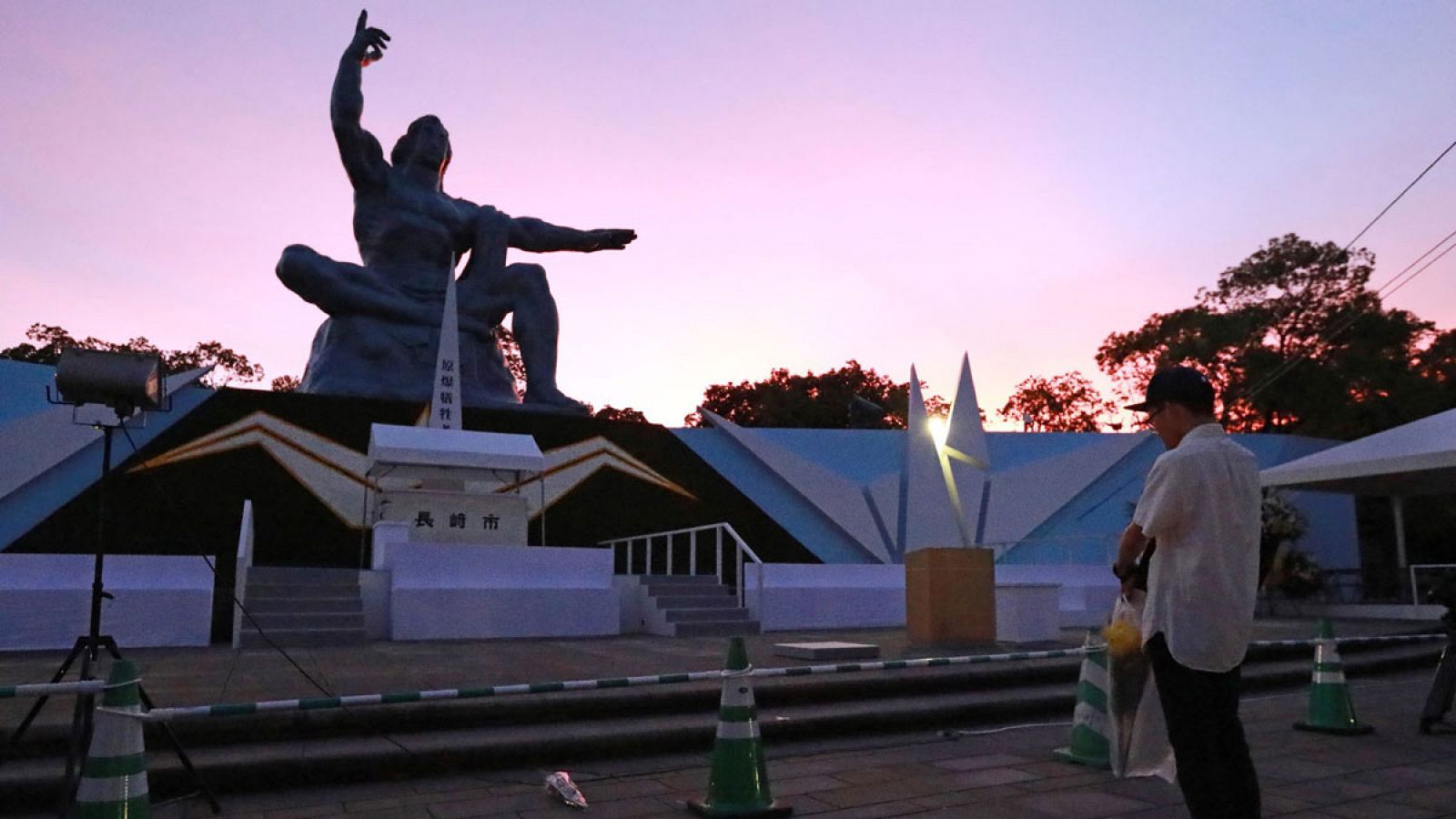 Un hombre frente a la estatua de la Paz, el monumento dedicado a las víctimas del bombardeo de Nagasaki, Japón.