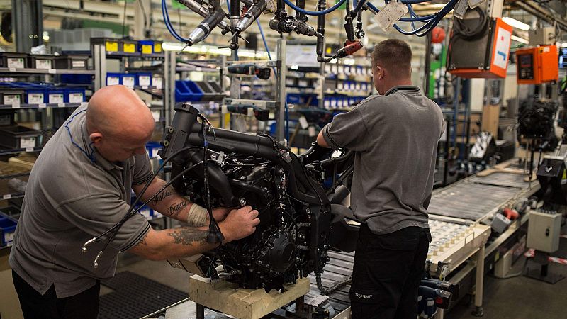 Imagen de archivo de dos trabajadores de la industria del motor del Reino Unido