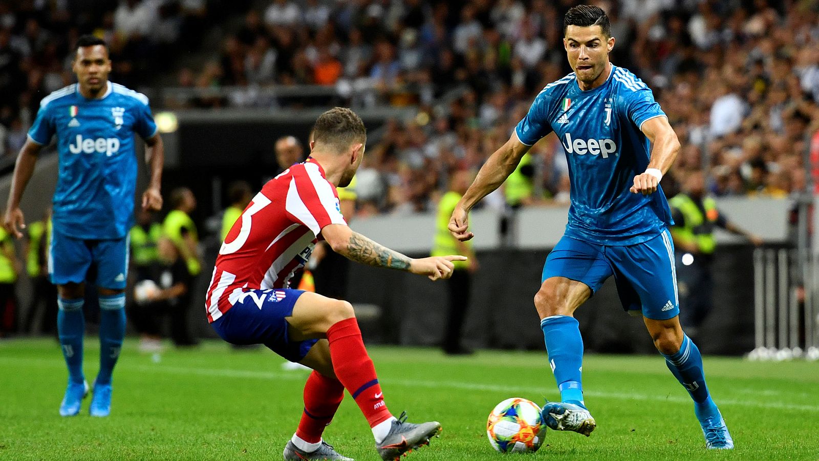 Cristiano Ronaldo encara a Trippier en el amistoso entre Juventus y Atlético.