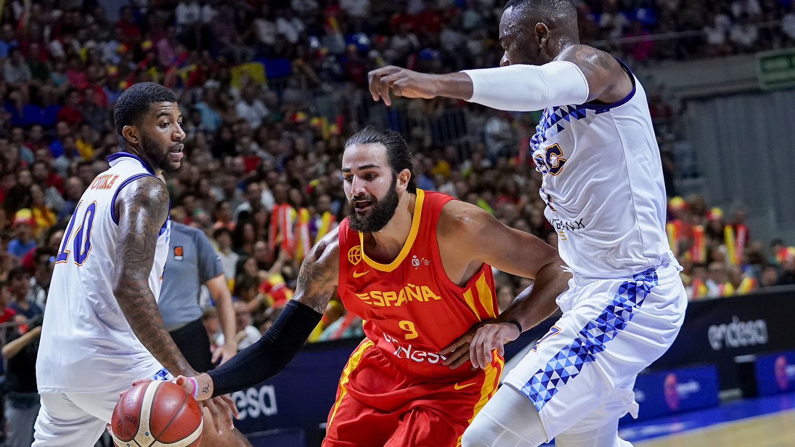 Ricky Rubio penetra en el partido contra el Congo.