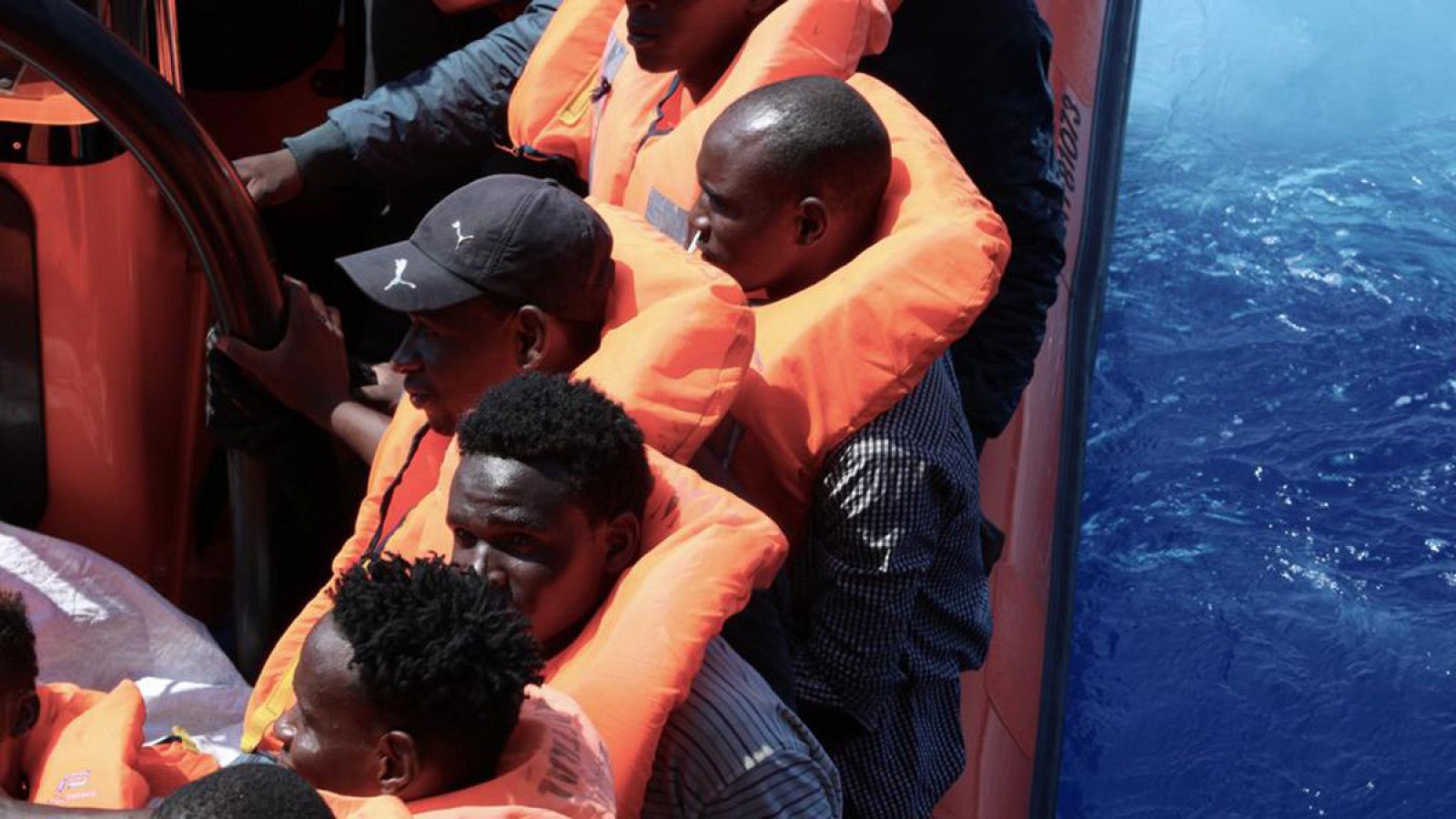 Inmigrantes rescatados por el Ocean Viking en el Mediterráneo central
