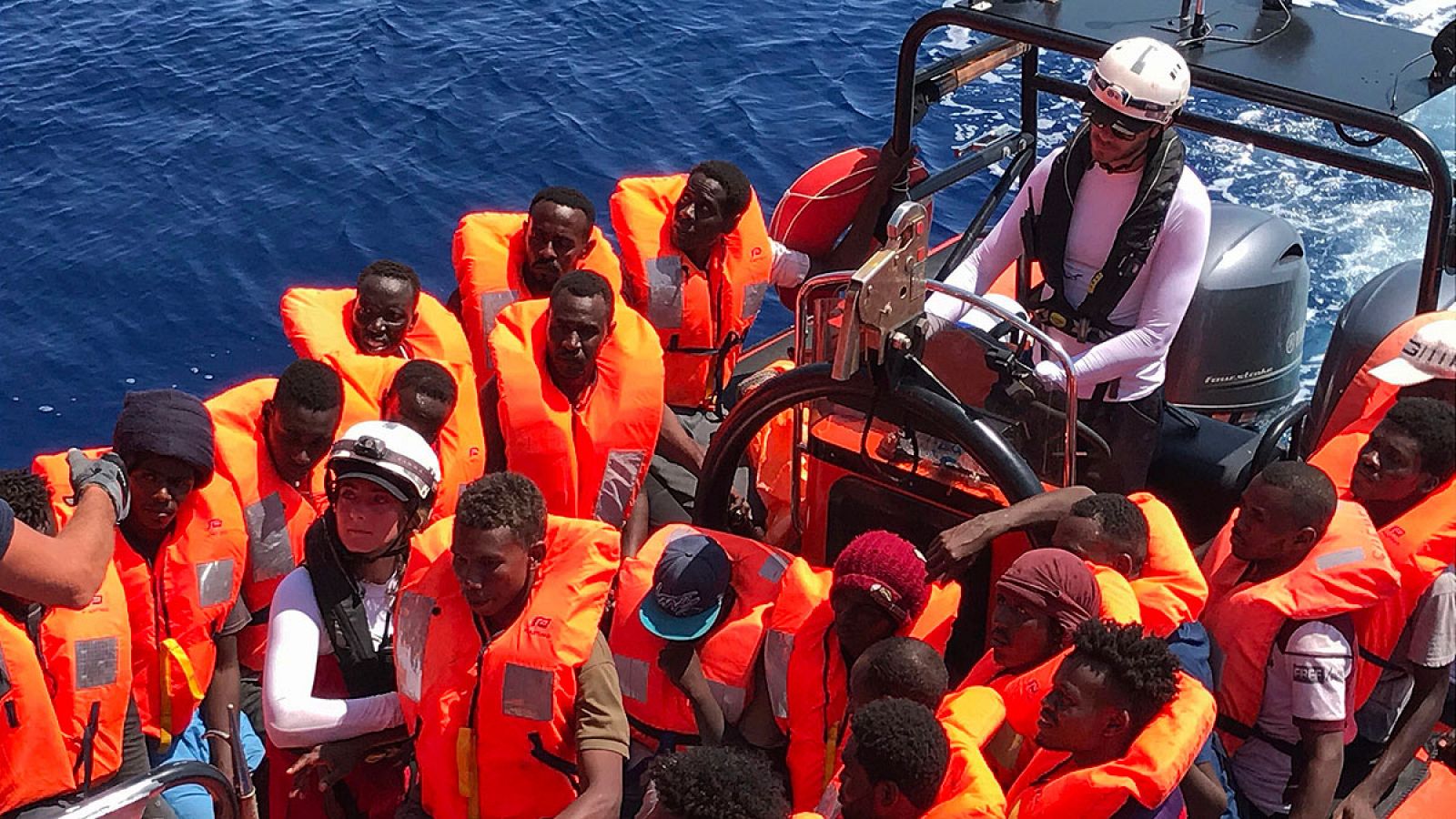 Una embarcación hinchable perteneciente al Ocean Viking rescata a un grupo de migrantes frente a las costas de Libia.
