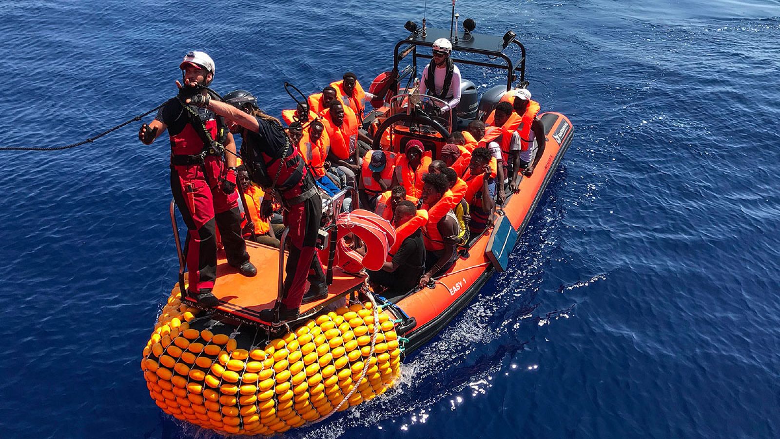 Una barca hinchable del Ocean Vinking transporta a un grupo de migrantes rescatados en el Mediterráneo.