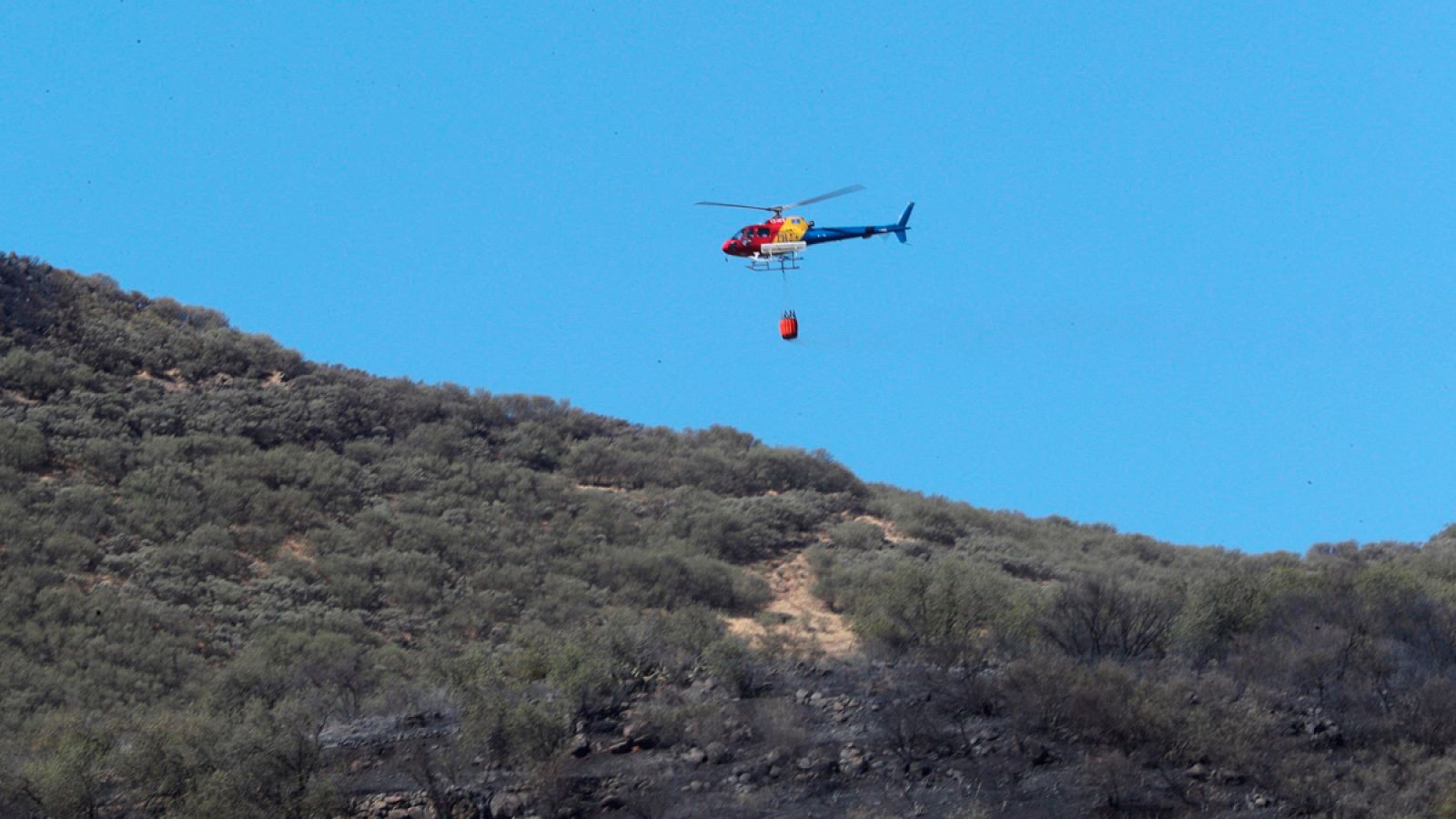 Helicóptero trabajando en la extinción del incendio declarado en la zona de Cazadores (Telde)