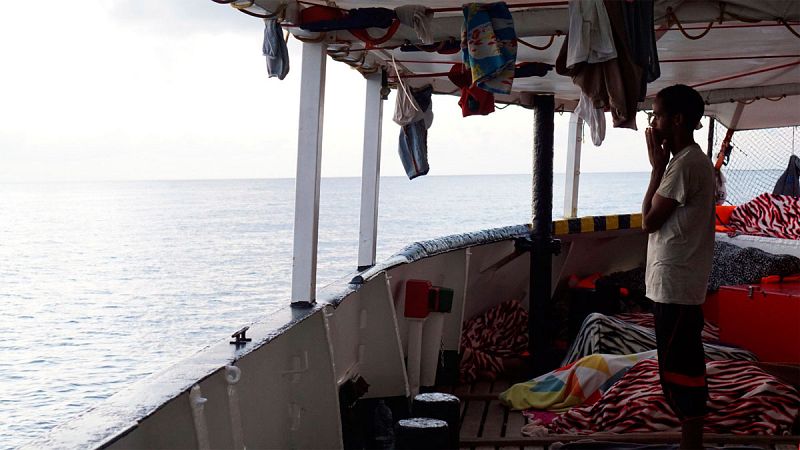 Uno de los 134 inmigrantes que lleva a bordo el Open Arms frente a la costa de Lampedusa