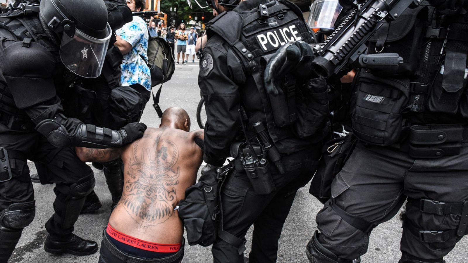 Una de las personas detenidas por la policía de Portland.