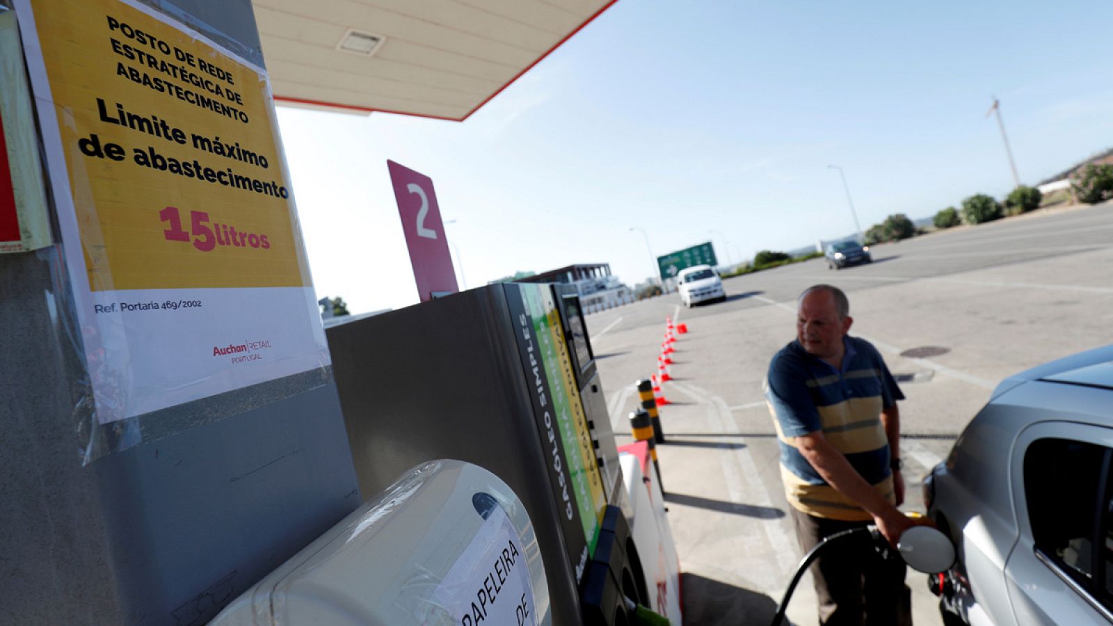 Un hombre reposta combustible en una gasolinera en Lisboa