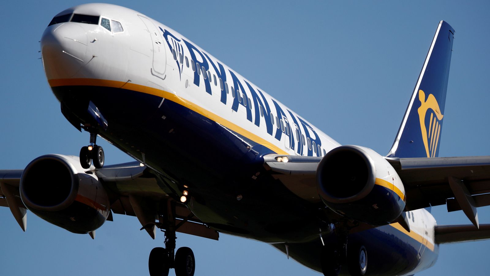 Un Boeing 737 operado por Ryanair aterriza en Tille, Francia