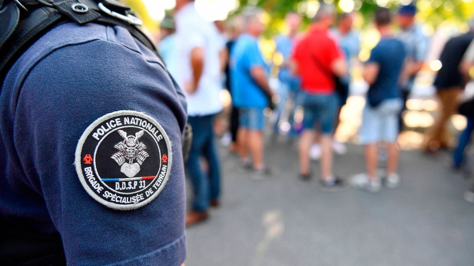 Un policía francés desplegado en Biarritz se prepara ante la celebración del G7. 