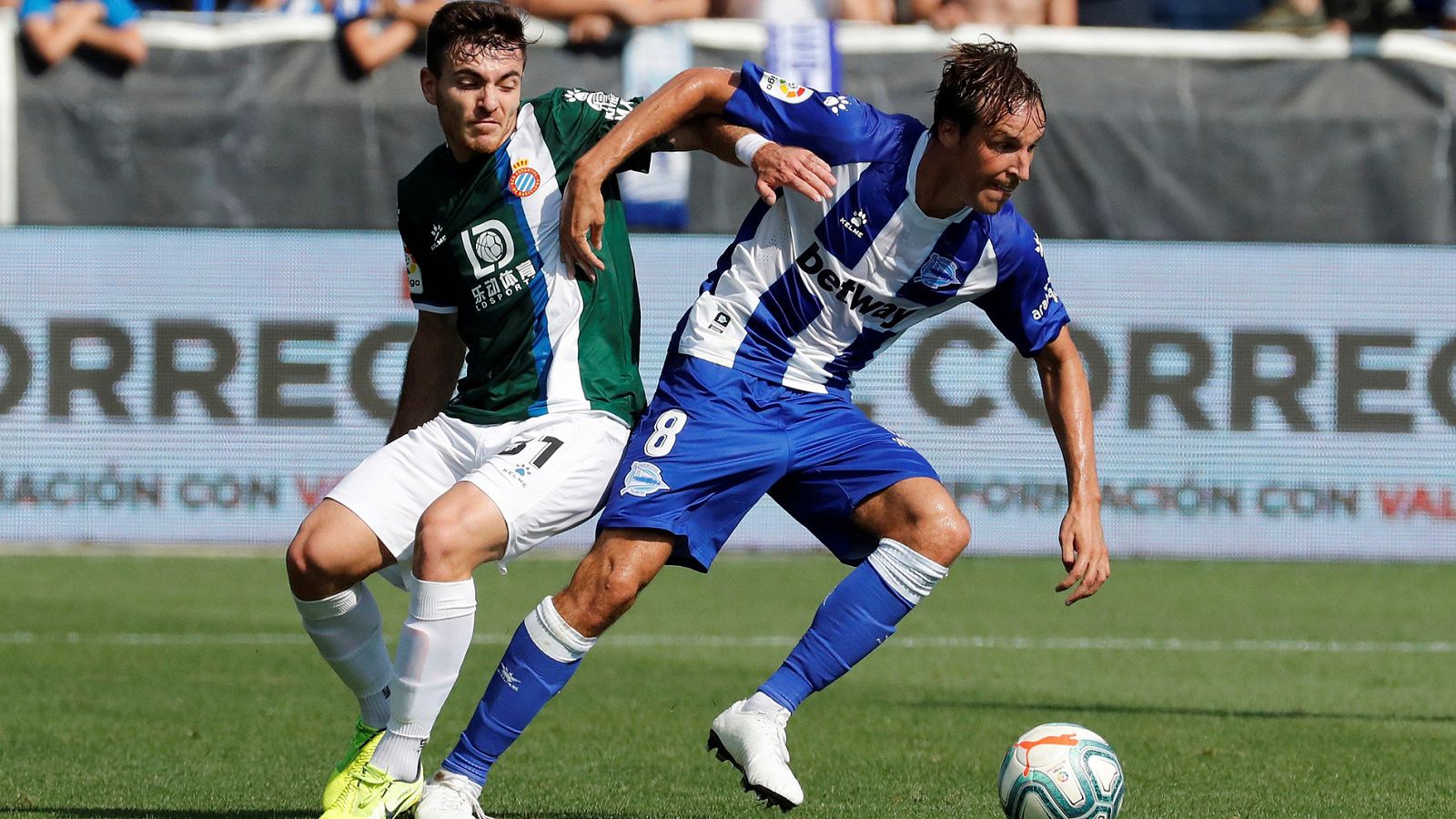 El centrocampista del Deportivo Alavés, Tomás Pina disputa un balón con el defensa del RCD Espanyol Didac Vilá.