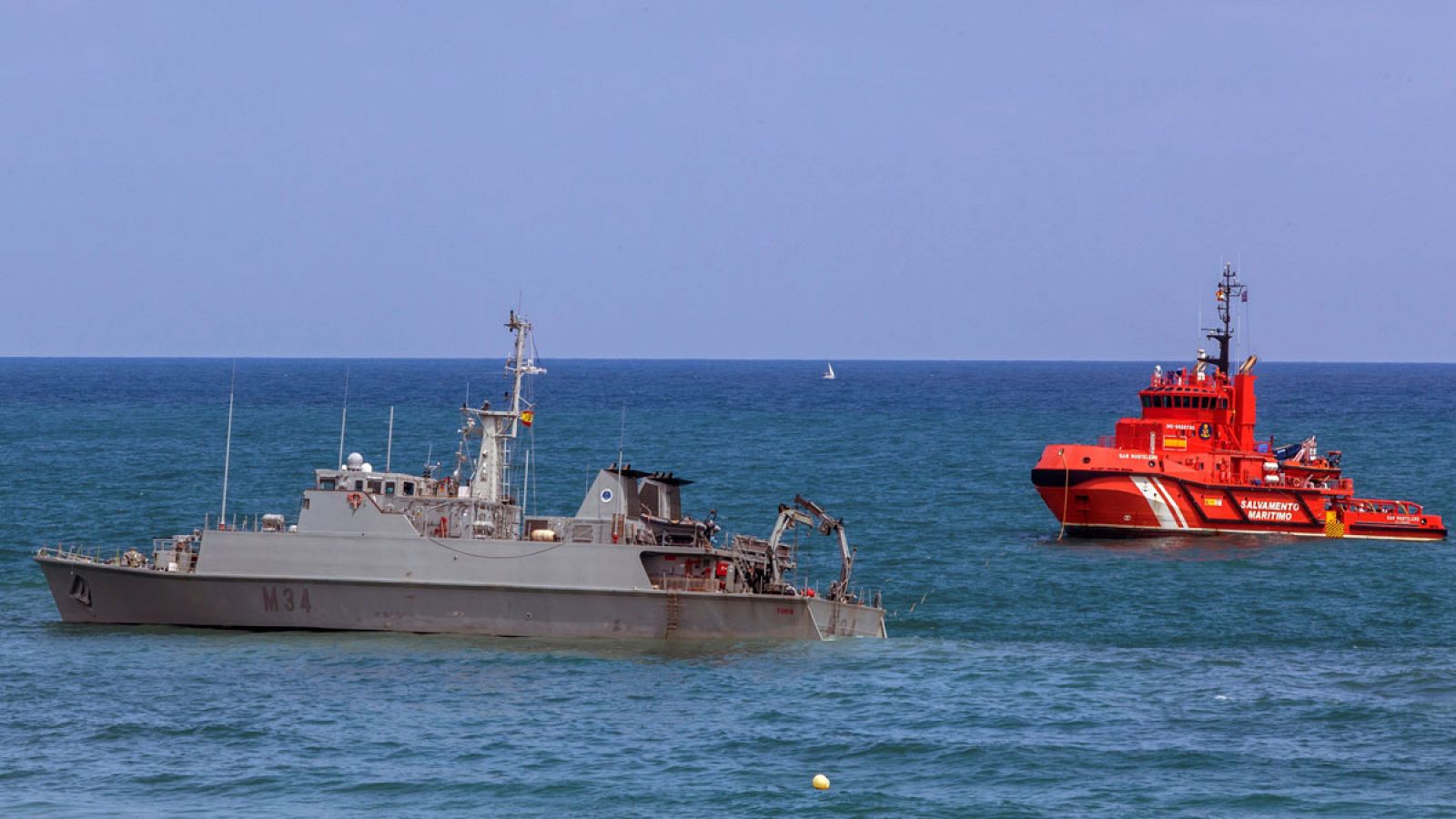 Vista del dragaminas Turia encallado en la costa La Manga del Mar Menor durante las tareas de búsqueda del reactor C-101 accidentado este martes