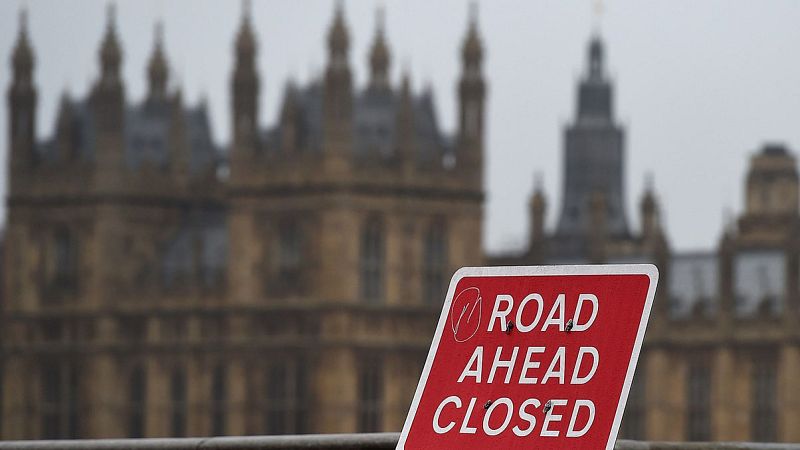 Cartel de carretera cortada sobre el fondo del Parlamento británico, en Londres. EFE/EPA/ANDY RAIN