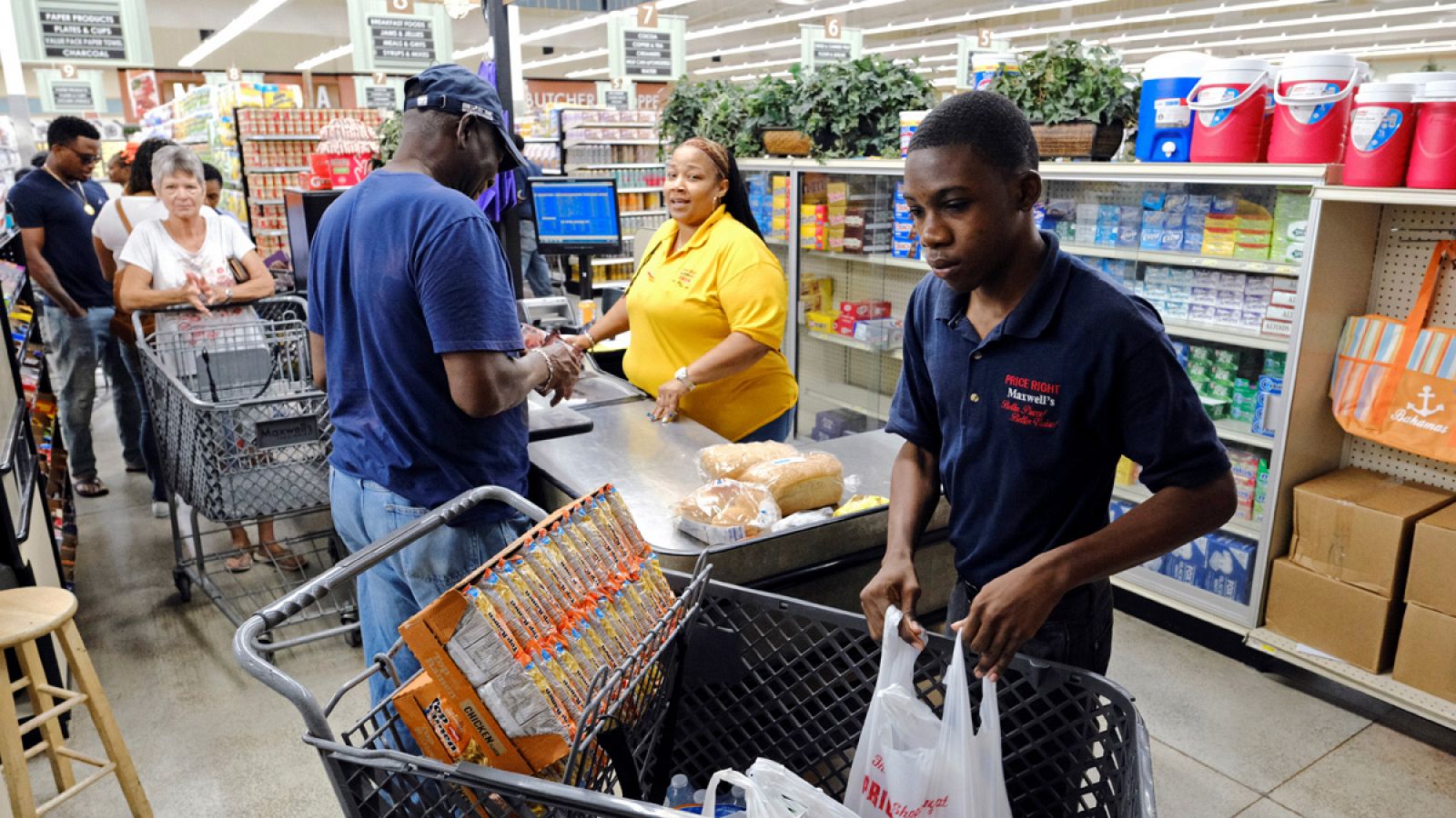 La población hace acopio de provisiones en un supermercado en la isla Gran Ábaco de Bahamas