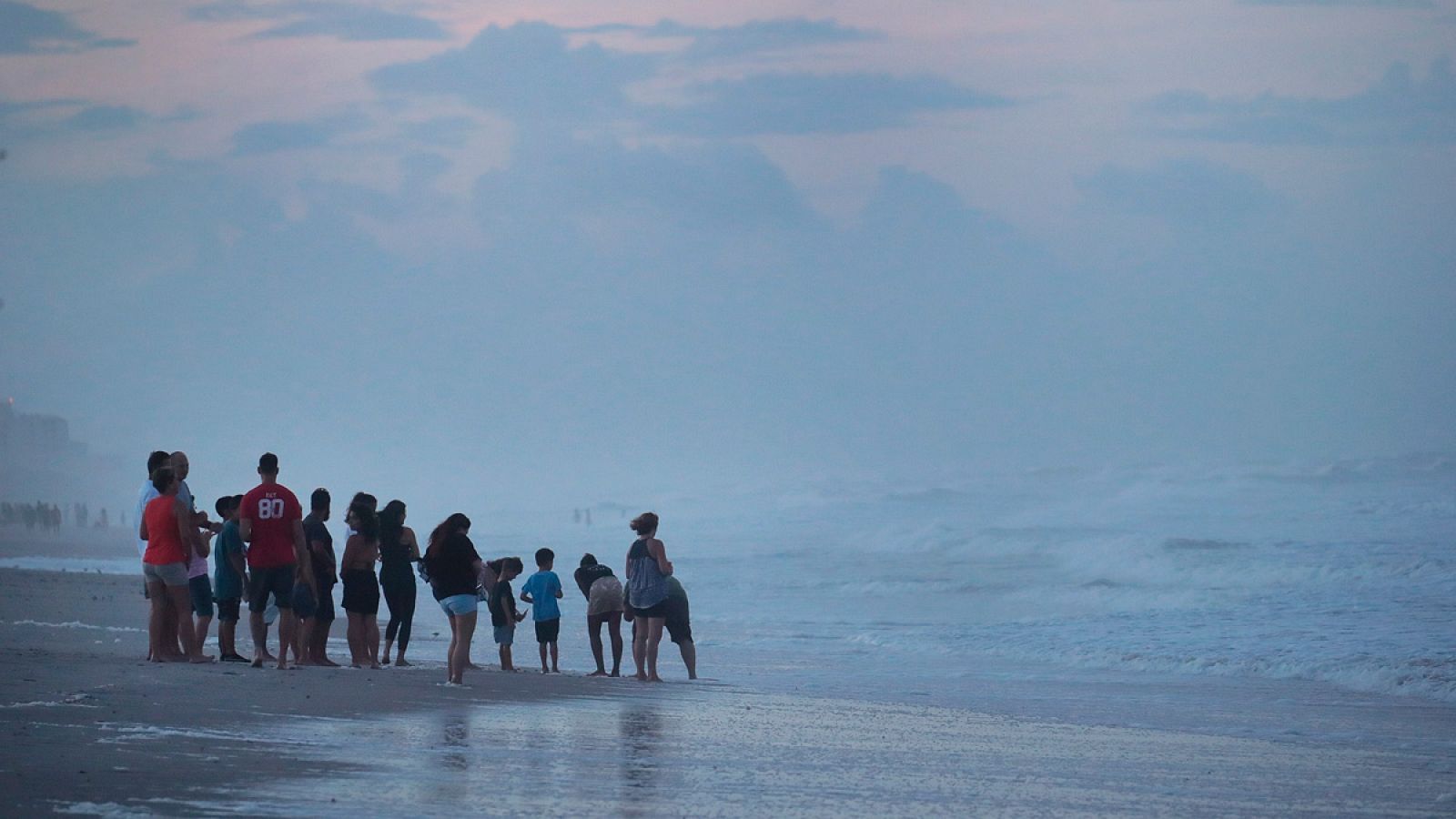 Algunas personas han disfrutado de las playas hasta el último momento, antes de la evacución obligatoria