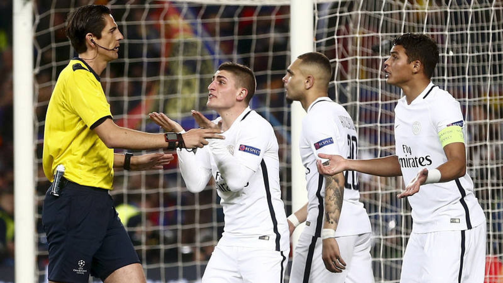 Los jugadores del PSG protestan a Deniz Aytekin en el partido contra el Barça (2017).