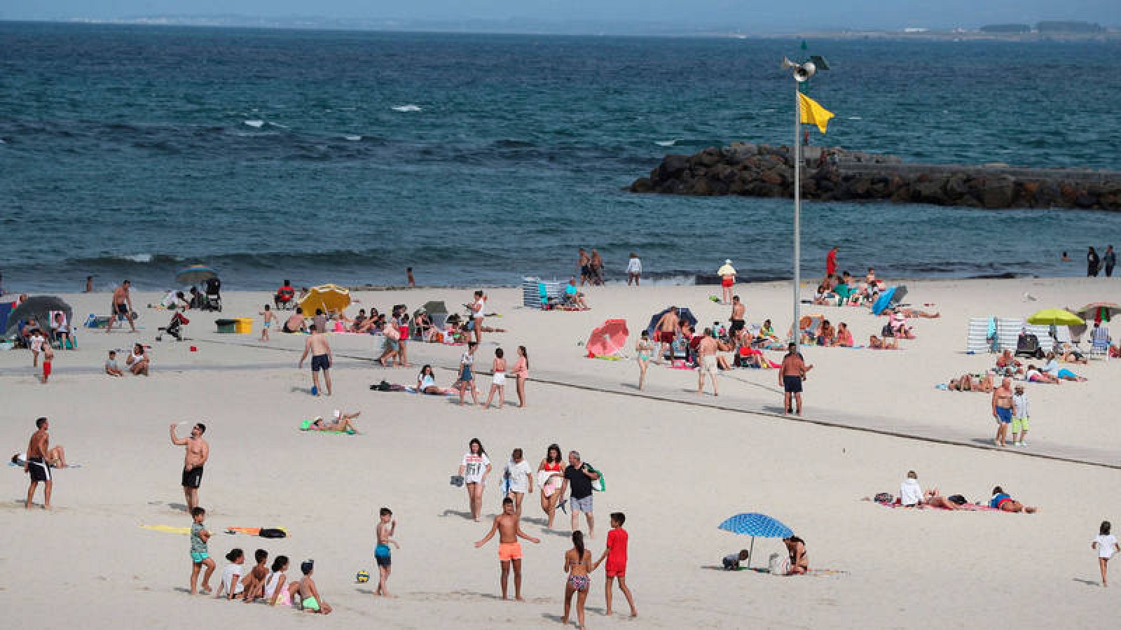 Turistas en la playa de A Rapadoira en Foz, Lugo