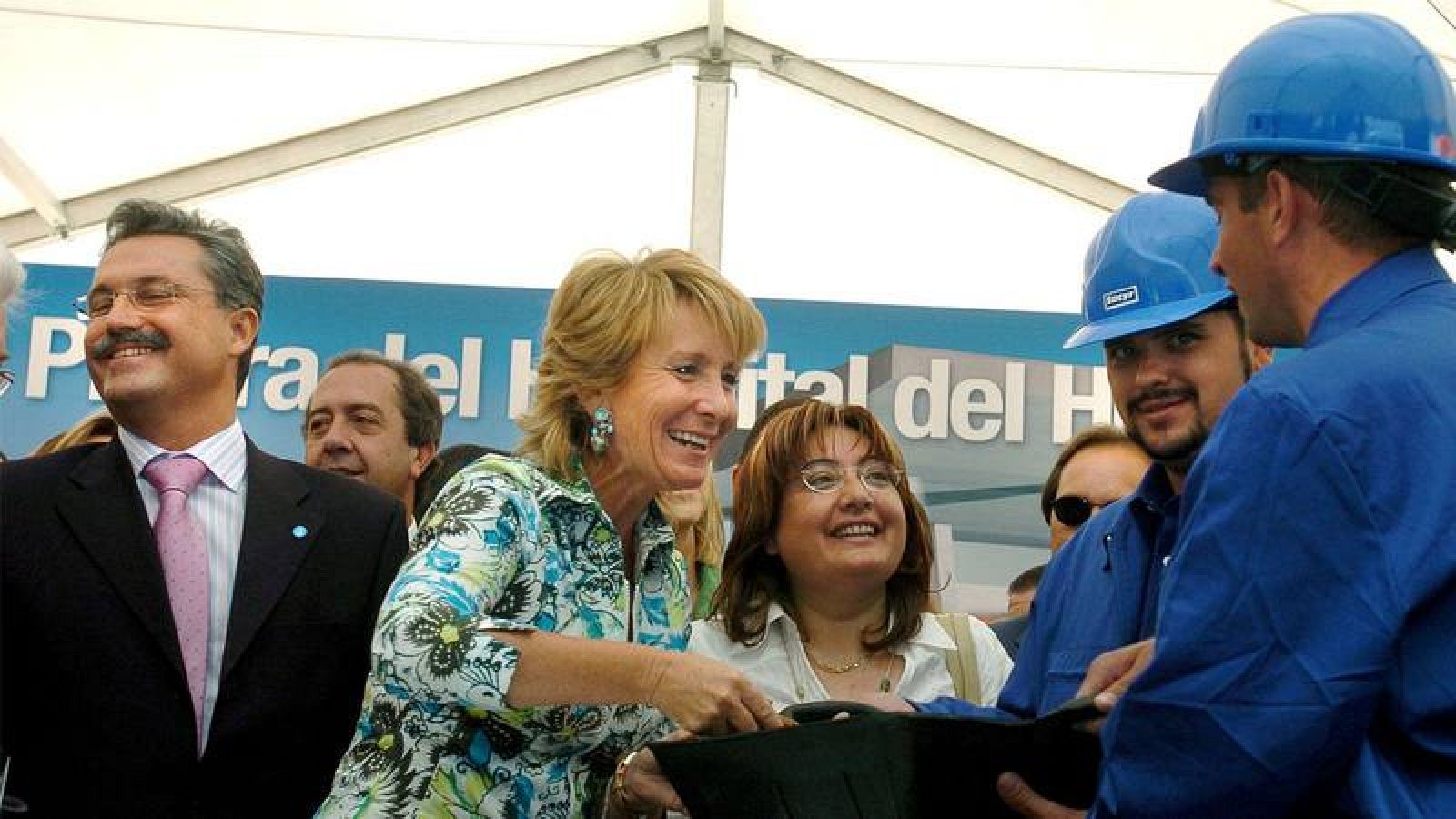 Imagen de archivo en la que aparece la expresidenta de Comunidad de Madrid Esperanza Aguirre (c), durante el acto de colocación de la primera piedra del Hospital de Henares.
