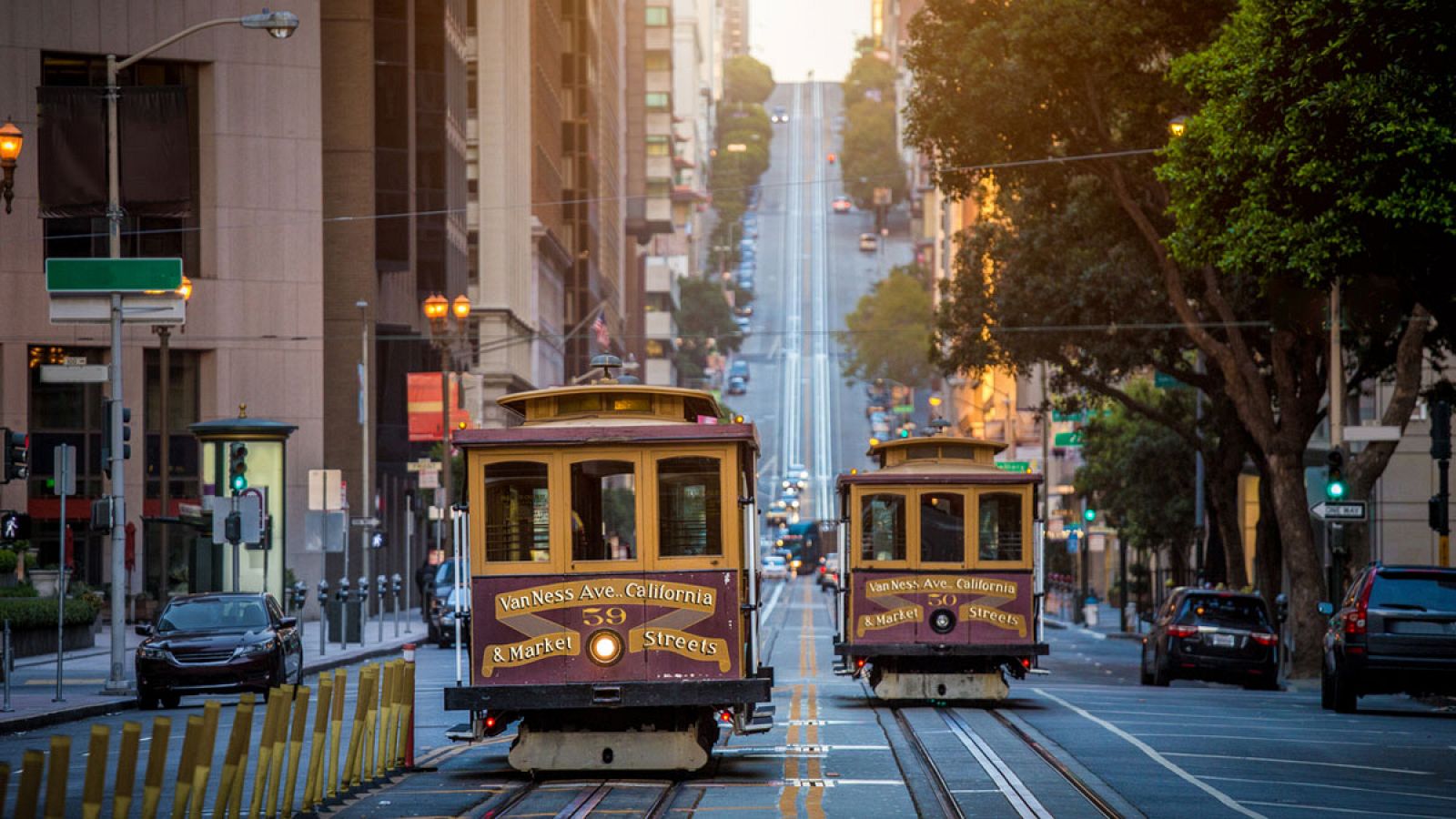 Dos tranvías se cruzan en una calle de San Francisco